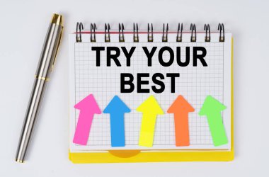 İş ve finans kavramı. Beyaz bir arka planda bir kalem ve bir defter yatar - En iyisini deneyin