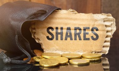 İş ve finans kavramı. Masanın üzerinde bir çanta dolusu para var, üzerinde yazı olan kartondan yapılmış.