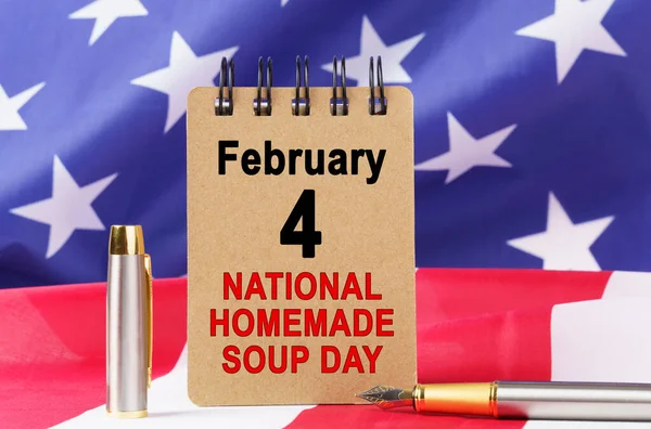 アメリカの祝日 アメリカ国旗を背景に厚紙の文字が描かれている National Homemade Soup Day — ストック写真