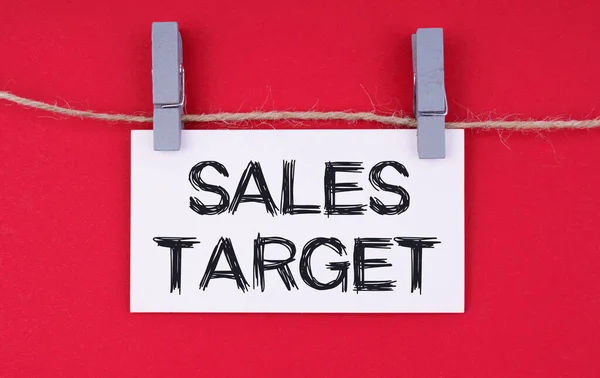 商业和经济概念 一张印有Sales Target字样的名片 以红色为背景隔离 — 图库照片