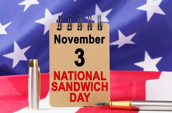 アメリカの祝日 アメリカ国旗の背景には文字が書かれた段ボールがあります National Sandwich Day — ストック写真