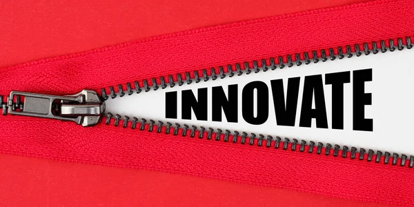 金融和商业概念 在红色面料的背景下 拉链打开了白色表面上的题词 Innovate — 图库照片