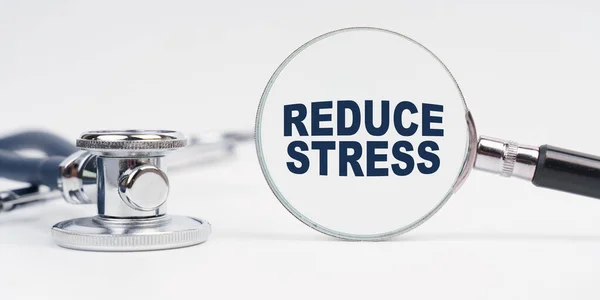 Medicine Health Concept Stethoscope Table Magnifying Glass Inscription Reduce Stress — Stockfoto