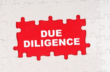 İş ve finans kavramı. Kırmızı arkaplandaki bulmacaların ortasında - DUE DILIGENCE
