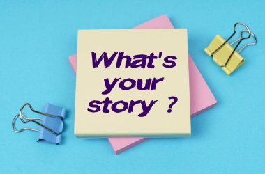 İş ve finans kavramı. Masanın üzerinde ataçlar, yazılı kağıtlar var.