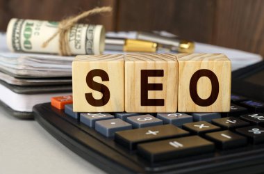 Finans ve ekonomi kavramı. Masanın üzerinde para, hesap makinesi, bir defter ve yazıtlı küpler- SEO