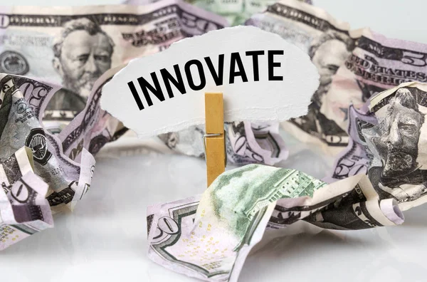 비즈니스 위에는 달러가 그위에 종이가 클로저 Innovate — 스톡 사진