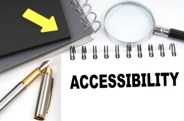 İş ve finans kavramı. Masanın üzerinde bir kalem ve üzerinde yazılar olan bir defter var. Erişilebilirlik.