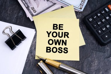 Finans ve iş konsepti. Masanın üzerinde bir hesap makinesi, bir kalem, para ve üzerinde 