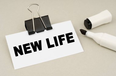 Finans ve iş konsepti. Gri arkaplanda bir işaret ve üzerinde 