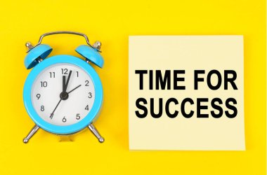 İş ve finans kavramı. Sarı arka planda bir saat ve üzerinde 