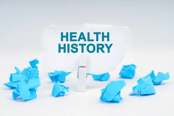 医学和健康概念 在白色的背景上 有蓝色的纸片和有纸的衣夹 上面写着 — 图库照片