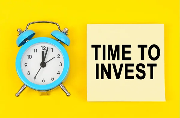 Conceito Negócios Finanças Fundo Amarelo Encontra Relógio Uma Folha Etiqueta — Fotografia de Stock