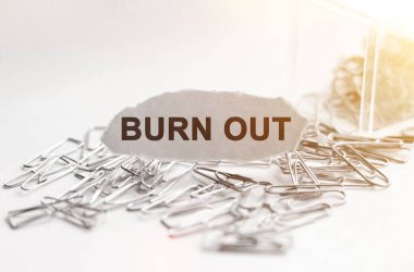 İş ve finans kavramı. Masanın üzerine raptiyeler saçılmış ve üzerinde yazılar var.