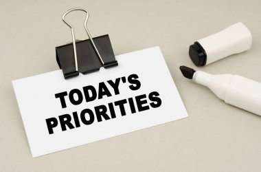 Finans ve iş konsepti. Gri arkaplanda bir işaret ve üzerinde 