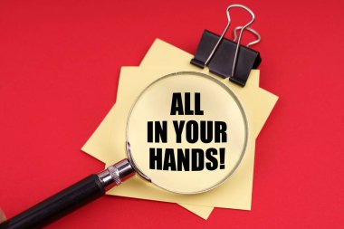 İş ve Ekonomi. Kırmızı bir arka planda, bir büyüteç ve üzerinde yazılar olan bir çıkartma.