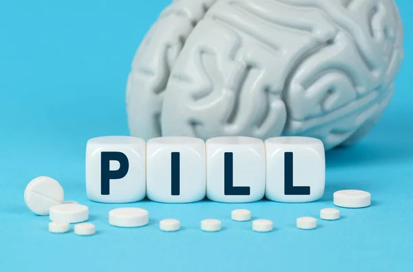 Medicina Saúde Cubos Jazem Sobre Mesa Entre Pílulas Imitação Cérebro — Fotografia de Stock