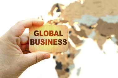 İş konsepti. Dünya haritasının arka planında bir adam üzerinde 