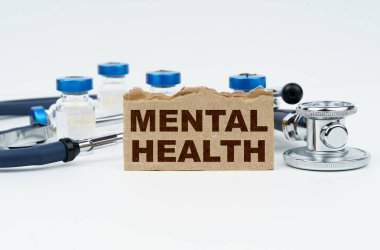 Tıp ve sağlık konsepti. Beyaz bir masanın üzerinde ampuller, bir steteskop ve üzerinde 