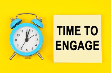 İş ve finans kavramı. Sarı arka planda bir saat ve üzerinde 