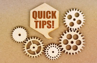 İş ve ekonomi kavramı. Kağıt bir arka planda, dişliler ve yazılı bir düşünce tabağı - hızlı ipuçları