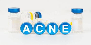 Tıp ve sağlık konsepti. Enjeksiyonların mavi çatılarında ACNE yazıyor.