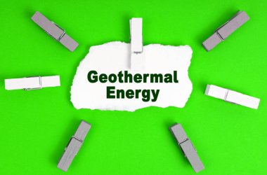 Ekoloji konsepti. Çamaşır mandalları ve üzerinde 