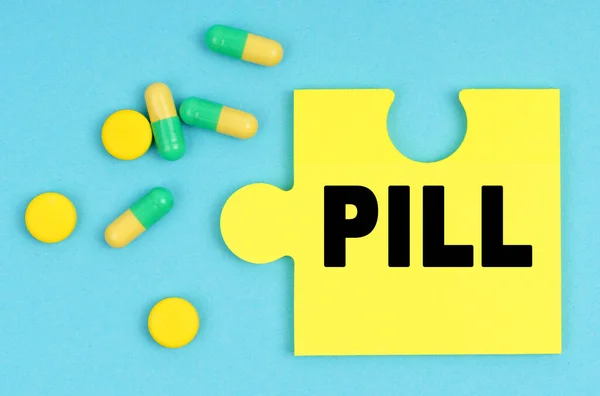 Medicína Zdravotní Koncepce Modrém Pozadí Tam Jsou Pilulky Puzzle Nápisem — Stock fotografie