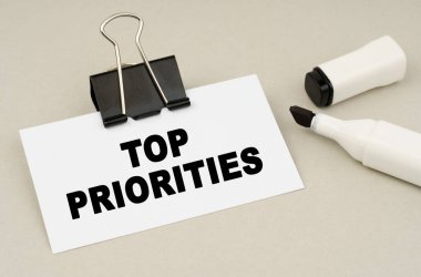 Finans ve iş konsepti. Gri arkaplanda bir işaret ve üzerinde 