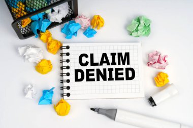 İş ve finans kavramı. Masanın üzerinde bir sepet, çok renkli bir kağıt ve üzerinde 