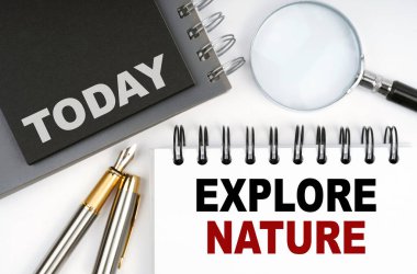 İş ve finans kavramı. Masanın üzerinde bir kalem ve defter var. Üzerinde 