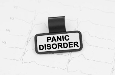 Tıp ve sağlık konsepti. Kardiyogramda bir plaka var, üzerinde 