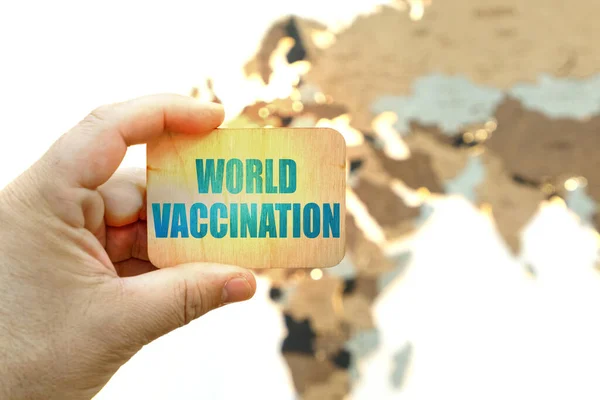 医学と健康の概念 世界地図の背景に 男は碑文とサインを保持しています 世界予防接種 — ストック写真