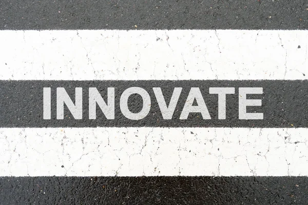 商业和金融概念 在白色分叉之间的沥青路面上 刻有一行字 Innovate — 图库照片