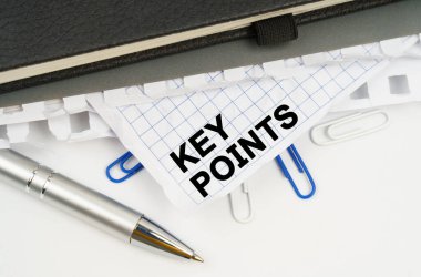 İş konsepti. Masanın üzerinde bir kalem, defterler ve üzerinde 