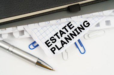 İş konsepti. Masanın üzerinde bir kalem, defterler ve üzerinde 