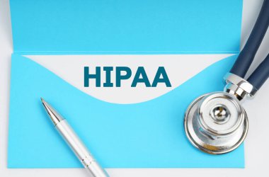 Tıp ve sağlık konsepti. Masanın üzerinde steteskop var, üzerinde yazı olan bir zarf - HIPAA