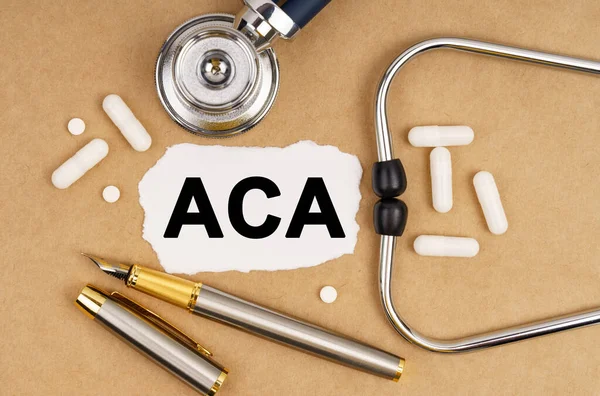 医学和健康概念 桌上放着听诊器 笔和纸 上面写着 Aca — 图库照片
