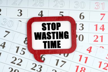 İş konsepti. Takvimde, içinde kelimeler olan kırmızı bir plaket var.