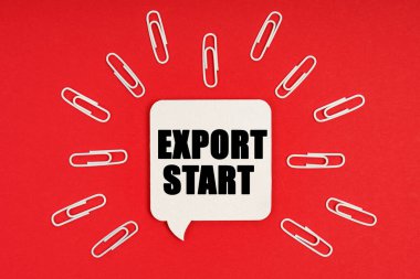 İş ve finans kavramı. Kırmızı arkaplanda ataçlar ve üzerinde ExPORT Başlat yazan bir tabela var.