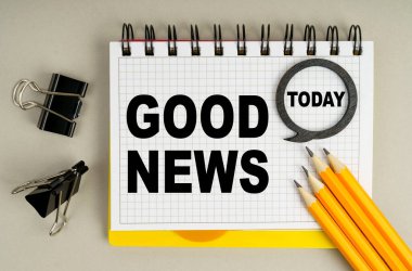 İş ve ekonomi kavramı. Masanın üzerinde kalemler ve üzerinde yazılar olan bir defter var.