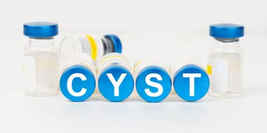 Tıp ve sağlık konsepti. Enjeksiyonların mavi çatılarında CYST yazıyor.