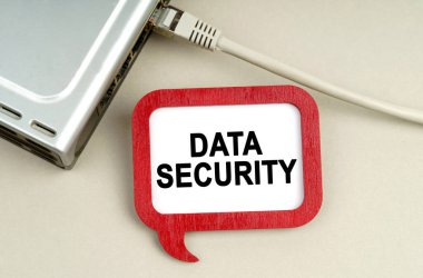 İnternet ve güvenlik kavramı. Masadaki ağa bağlı bir yönlendirici var, üzerinde 