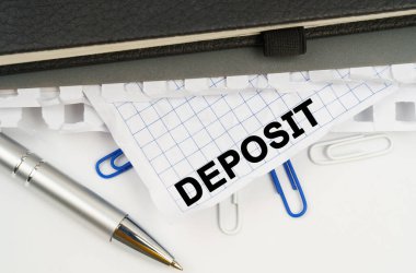 İş konsepti. Masanın üzerinde bir kalem, defterler ve üzerinde 