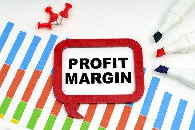 İş ve ekonomi kavramı. Masada işaretler, çizelgeler ve tabela var - PROFIT MARGIN