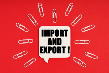 İş ve finans kavramı. Kırmızı arkaplanda ataçlar ve yazılı bir tabela var - İMPORT VE İSTİYOR
