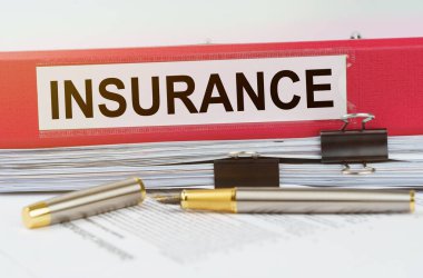 İş ve ekonomi kavramı. Belgelerde bir klasör var, üzerinde yazı var.