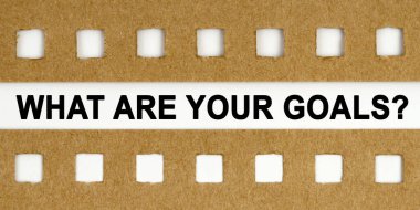 İş ve ekonomi kavramı. Beyaz arka planda delikleri olan çarşafların arasında...