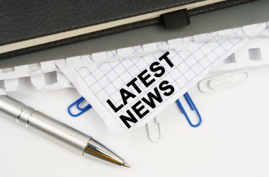 İş konsepti. Masanın üzerinde bir kalem, defterler ve buruşuk bir kâğıt parçası var.