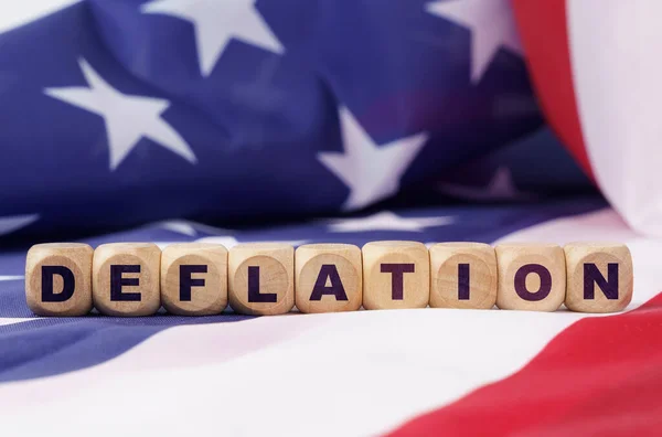 アメリカ経済とビジネスの概念 米国の国旗には銘文のキューブがあります Deflation — ストック写真